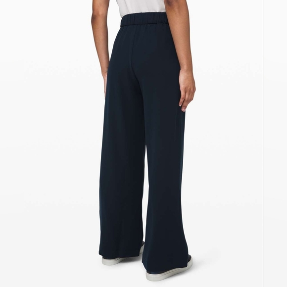 Lululemon Noir Wideleg pants with tie on the waist - Picture 3 of 11